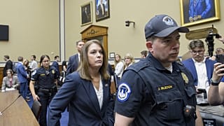 Kimberly Cheatle, a biztonsági szolgálat igazgatója távozik a képviselőházi meghallgatásról