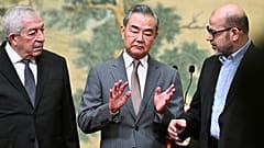 Mahmoud al-Aloul, vice-président du Fatah (à gauche), et Mussa Abu Marzuk, membre influent du Hamas (à droite), autour du ministre chinois des Affaires étrangères.