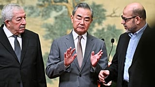 Mahmoud al-Aloul, vice-président du Fatah (à gauche), et Mussa Abu Marzuk, membre influent du Hamas (à droite), autour du ministre chinois des Affaires étrangères.