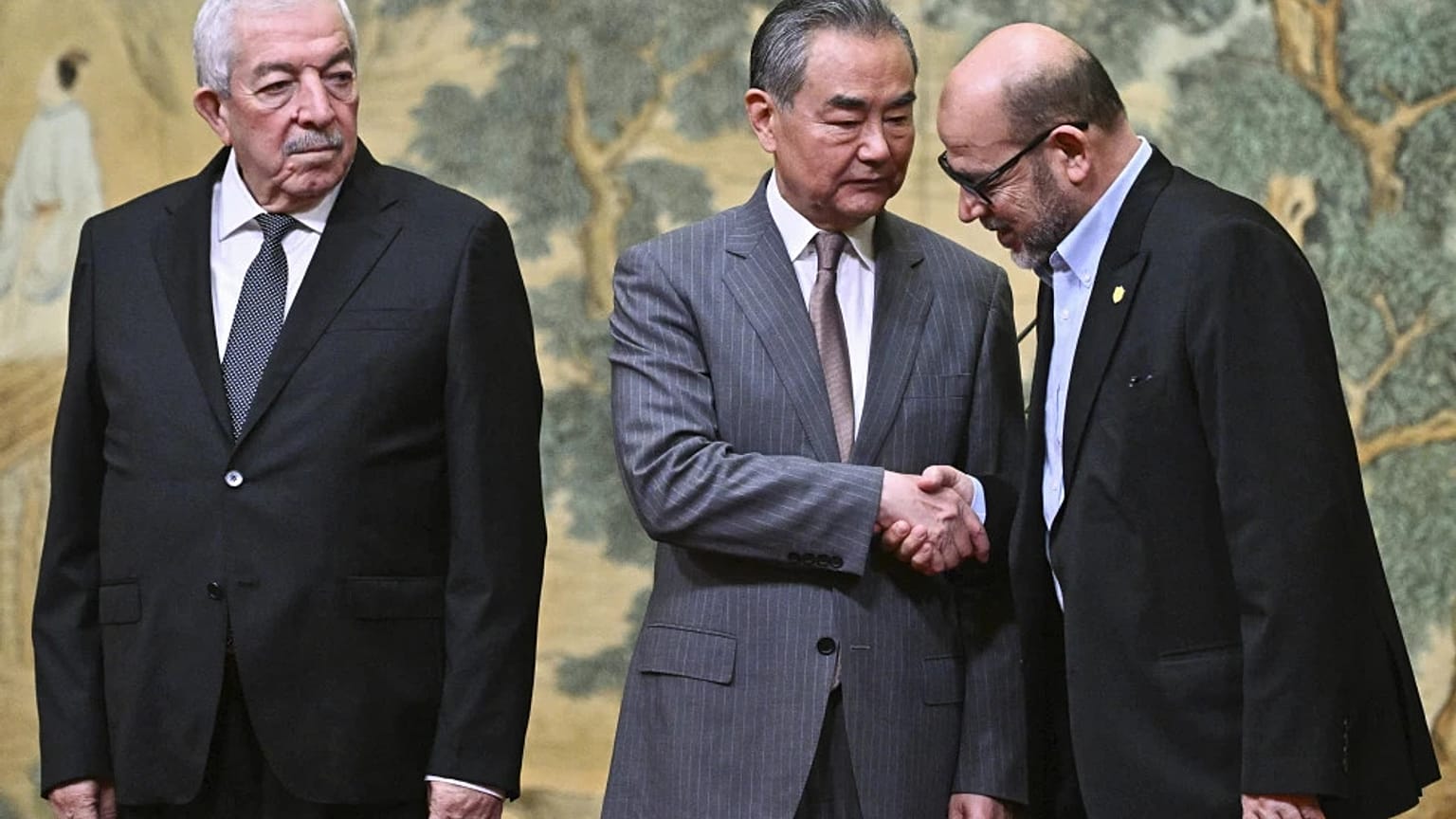 El ministro de Exteriores de China, Wang Yi (centro), con Mahmoud al-Aloul (izquierda), vicepresidente de Fatah, y Mussa Abu Marzuk, alto cargo de Hamás, el 23 de julio, 2024.