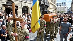 Der Trauermarsch bei der Beerdigung der ehemaligen nationalistischen Abgeordneten Iryna Farion in Lwiw.