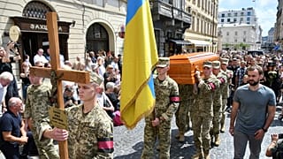 Corteo funebre per Iryna Farion, la linguista ed ex parlamentare nazionalista ucraina uccisa venerdì a Leopoli