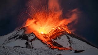 La lava erutta dal vulcano Etna, coperto di neve, in Sicilia, Italia, sabato 25 novembre 2023. 