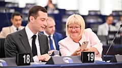 Politiker Jordan Bardella (RN) und Kinga Gal (Fidesz)