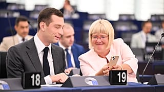 Ο Jordan Bardella του Εθνικού Συναγερμού (L) και η Kinga Gal του Fidesz (R) κατέχουν αντίστοιχα την προεδρία και την πρώτη αντιπροεδρία της ακροδεξιάς ομάδας Πατριώτες για την Ευρώπη.