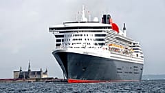 Das britische Kreuzfahrtschiff RMS Queen Mary 2 liegt in der Nähe von Schloss Kronborg in Elsingor, Dänemark, vor Anker, Dienstag, 14. August 2018. 