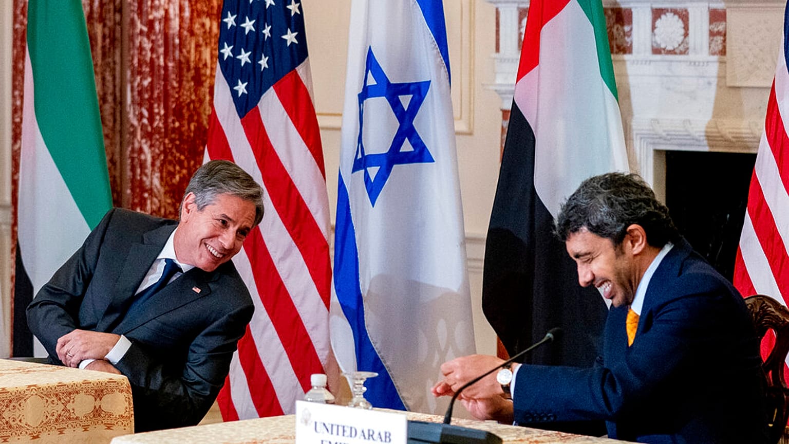وزير الخارجية الأمريكي أنتوني بلينكن ووزير الخارجية الإماراتي عبد الله بن زايد آل نهيان في مؤتمر صحفي مشترك في وزارة الخارجية في واشنطن- أندرو هارنِك، AP