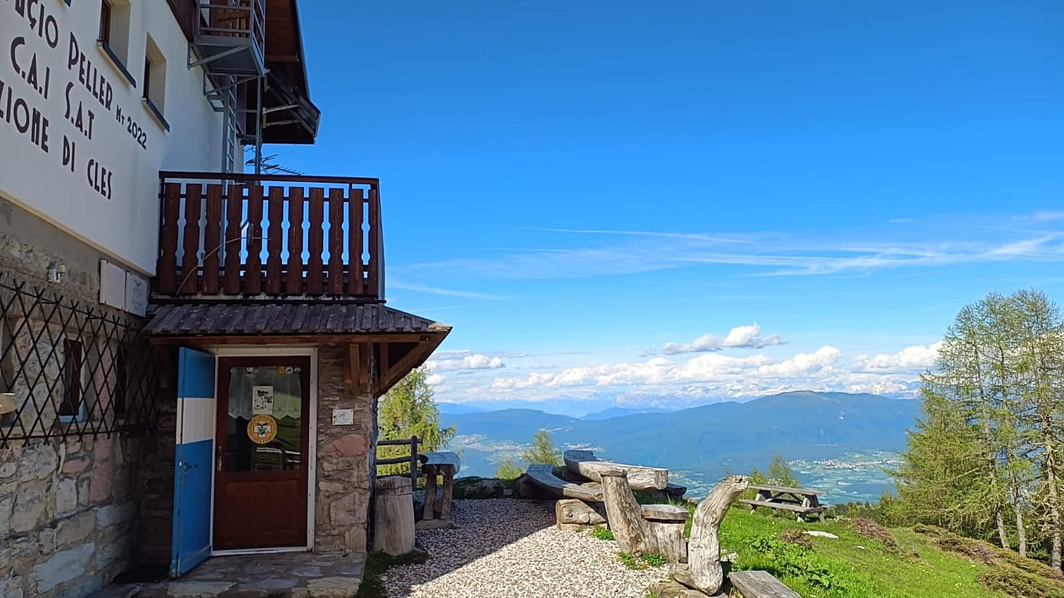 Manuela und ihr Mann haben die Leitung des Rifugio Peller übernommen und ihr Leben voller Hektik und Chaos gegen saubere Luft und eine atemberaubende Landschaft eingetauscht.