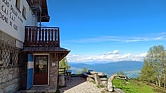 Manuela und ihr Mann haben die Leitung des Rifugio Peller übernommen und ihr Leben voller Hektik und Chaos gegen saubere Luft und eine atemberaubende Landschaft eingetauscht.
