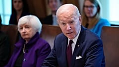 ABD Başkanı Joe Biden, 6 Haziran 2023 Salı günü Washington'da Beyaz Saray'da Hazine Bakanı Janet Yellen'ın da katıldığı bir kabine toplantısında konuşurken görüntüleniyor.