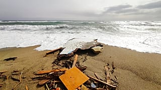 Los restos del barco que volcó frente a Steccato di Cutro, Calabria, el 26 de febrero de 2023. Murieron al menos 94 personas