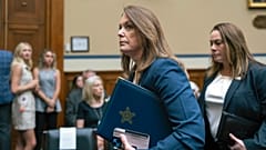 Kimberly Cheatle, Kongre'de verdiği ifade sonrasında görüntüleniyor