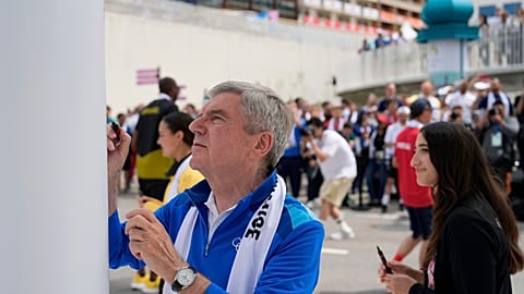 O Presidente do COI, Thomas Bach, assina o Monumento à Paz na Aldeia Olímpica, sede dos Jogos Olímpicos de verão de 2024, segunda-feira, 22 de julho de 2024, em Paris, França.