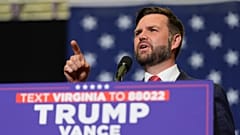 JD Vance, 22 Temmuz 2024 Pazartesi günü Radford, Virginia'da Radford Üniversitesi'nde düzenlenen bir kampanya mitinginde konuşurken görüntüleniyor