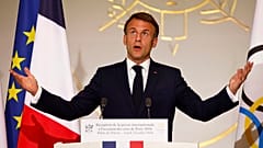 Le président français Emmanuel Macron prononce un discours lors d'une réception pour les journalistes internationaux accrédités pour les Jeux olympiques de Paris 2024