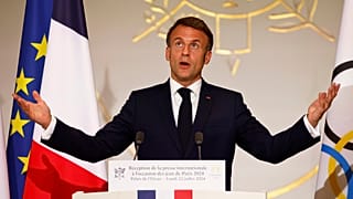 Der französische Präsident Emmanuel Macron hat angekündigt, dass er die bisherige Regierung seines zentristischen Lagers bis zum Ende der Olympischen Spiele beibehalten will.