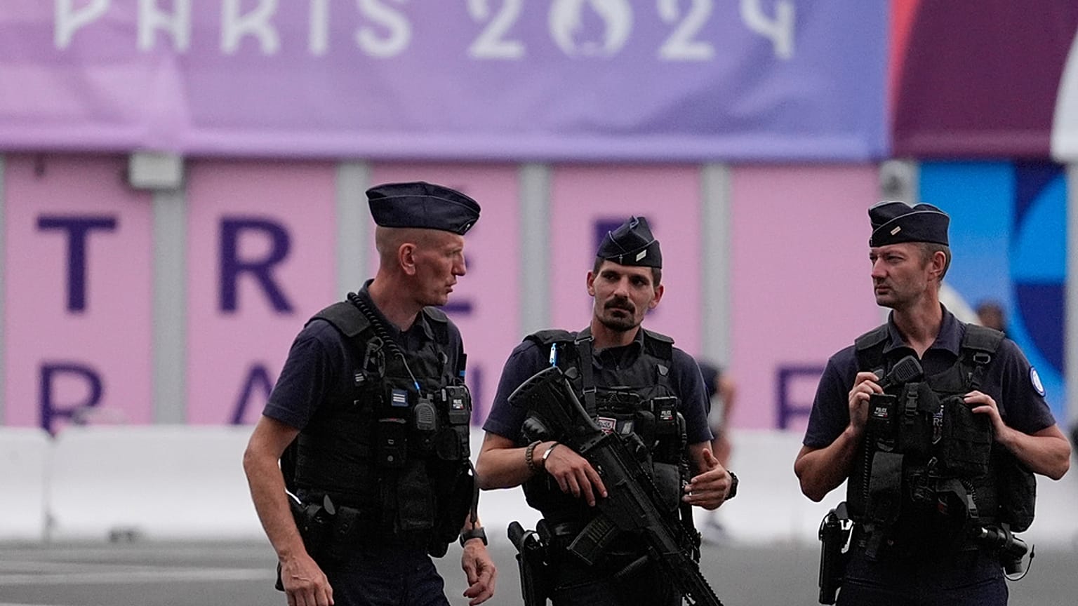 Agenti di polizia fuori dal villaggio olimpico, Parigi, Francia, 23 luglio 2024
