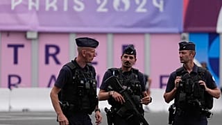 Agenti di polizia fuori dal villaggio olimpico, Parigi, Francia, 23 luglio 2024