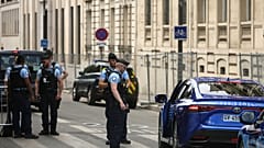 Polícia francesa verifica as viaturas que passam na área fechada pela operação