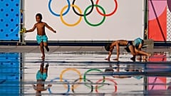 Des enfants s'amusent dans une fontaine près du logo des Jeux olympiques 2024, mardi 23 juillet, à Nice qui accueillera six matchs de foot.