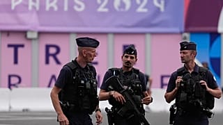Полиция охраняет Олимпийскую деревню в Париже