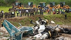 Des membres de l'armée népalaise bouclent le site de l'accident d'un avion à l'aéroport international de Tribhuvan à Katmandou, au Népal, le mercredi 24 juillet 2024. 