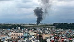 Nepal’in başkenti Katmandu'da içinde 19 kişinin bulunduğu bir iç hat uçağı kalkış sırasında pistten çıkarak düştü.