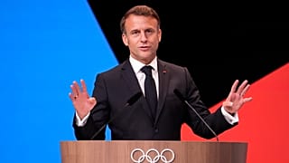 الرئيس الفرنسي إيمانويل ماكرون يتحدث بعد اختيار منطقة جبال الألب الفرنسية لاستضافة الألعاب الشتوية لعام 2030، الأربعاء 24 يوليو 2024، في باريس، فرنسا. 