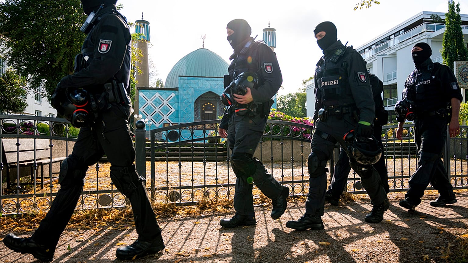 Des policiers près du Centre islamique de Hambourg