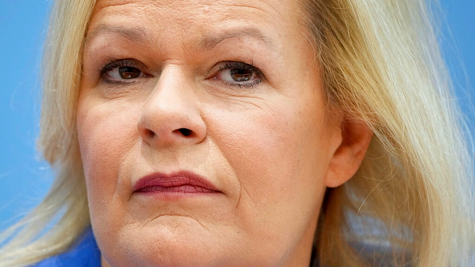Symbolbild: Bundesinnenministerin Nancy Faeser bei einer Pressekonferenz in Berlin, Deutschland, Donnerstag, 24. November 2022, zum Bericht über häusliche Gewalt 2021.