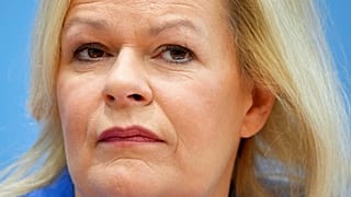Symbolbild: Bundesinnenministerin Nancy Faeser bei einer Pressekonferenz in Berlin, Deutschland, Donnerstag, 24. November 2022, zum Bericht über häusliche Gewalt 2021.