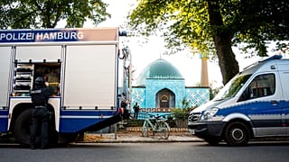 Agentes da polícia no Centro Islâmico de Hamburgo