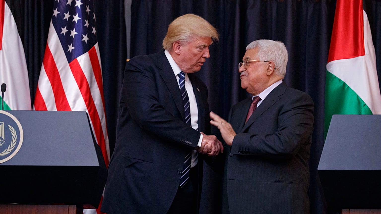 الرئيس دونالد ترامب يصافح الرئيس الفلسطيني محمود عباس بعد تصريحه للصحافة، الثلاثاء، 23 مايو، 2017، في مدينة بيت لحم بالضفة الغربية. 