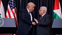 الرئيس دونالد ترامب يصافح الرئيس الفلسطيني محمود عباس بعد تصريحه للصحافة، الثلاثاء، 23 مايو، 2017، في مدينة بيت لحم بالضفة الغربية. 