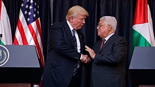 الرئيس دونالد ترامب يصافح الرئيس الفلسطيني محمود عباس بعد تصريحه للصحافة، الثلاثاء، 23 مايو، 2017، في مدينة بيت لحم بالضفة الغربية. 