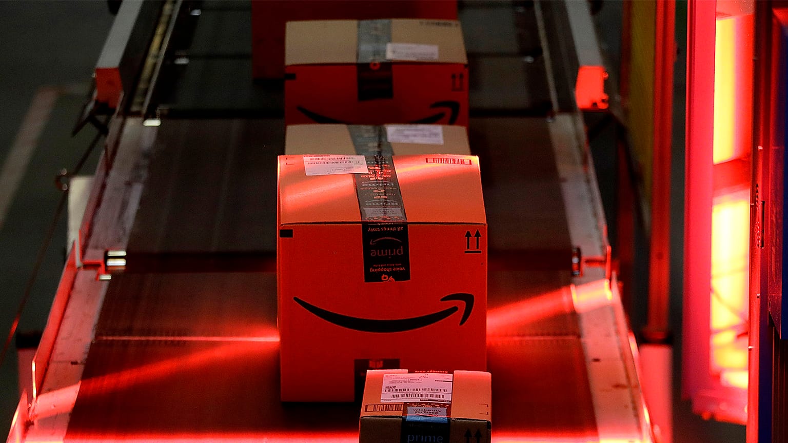 New Jersey'deki Amazon Fulfillment merkezinde teslimat kamyonlarına yüklenmek üzere bir bant üzerinde taşınan paketler taranıyor, 1 Ağustos 2017, DOSYA