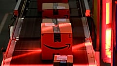 New Jersey'deki Amazon Fulfillment merkezinde teslimat kamyonlarına yüklenmek üzere bir bant üzerinde taşınan paketler taranıyor, 1 Ağustos 2017, DOSYA