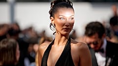 Bella Hadid, 2024 Cannes Uluslararası Film Festivali'nde 'Beating Hearts' filminin galasına gelişinde fotoğrafçılara poz verdi