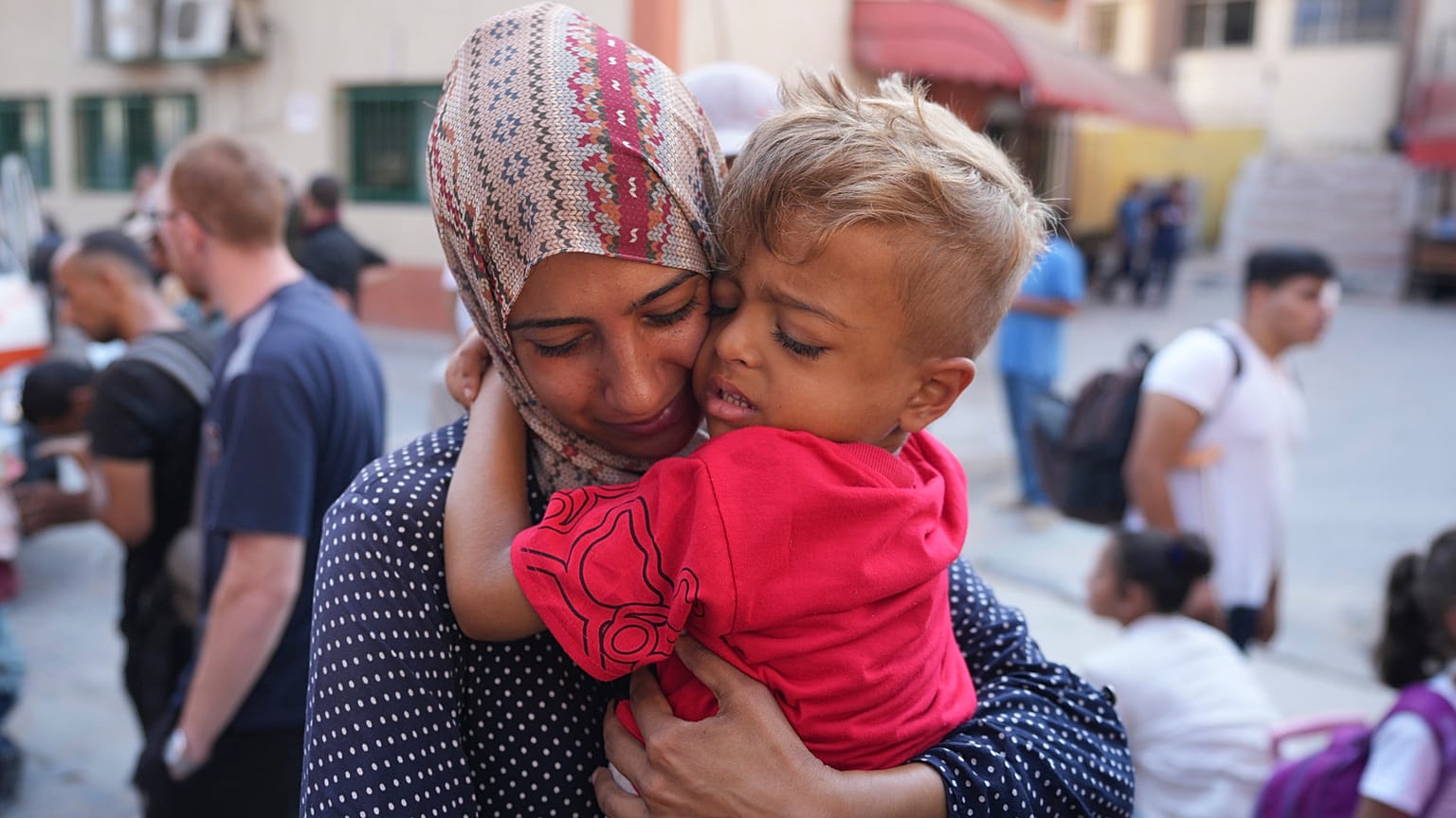 Una mujer palestina se despide de su hijo enfermo antes de abandonar la Franja de Gaza para recibir tratamiento en el extranjero a través del paso fronterizo de Kerem Shalom, en Khan Younis, sur de la Franja de Gaza.