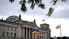As bandeiras da União Europeia, da Ucrânia e da Alemanha antes de um discurso proferido por Volodymyr Zelenskyy, no Parlamento alemão