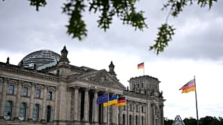 As bandeiras da União Europeia, da Ucrânia e da Alemanha antes de um discurso proferido por Volodymyr Zelenskyy, no Parlamento alemão