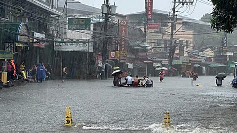 Ruas inundadas devido ao agravamento das chuvas de monção provocadas pelo tufão Gaemi, na quarta-feira, 24 de julho de 2024, em Manila, nas Filipinas. 