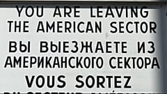 Schild Checkpoint Charlie in Berlin