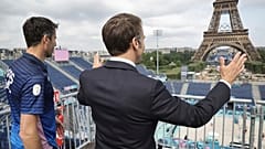 Macron az olimpiára hivatkozva tartja hivatalban az ügyvivő kormányt - az államfő szerdán kilátogatott a strandröplabda helyszínére 