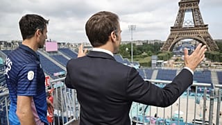 Macron az olimpiára hivatkozva tartja hivatalban az ügyvivő kormányt - az államfő szerdán kilátogatott a strandröplabda helyszínére 
