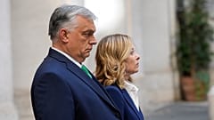 Η Ιταλίδα πρωθυπουργός Γεωργία Μελόνι, δεξιά, καλωσορίζει τον Ούγγρο ομόλογό της Βίκτορ Ορμπάν στο γραφείο της κυβέρνησης του παλατιού Τσίγκι στη Ρώμη τη Δευτέρα 24 Ιουνίου 2024.