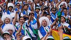 Les supporters de l'Ouzbékistan lors du match de football masculin contre l'Espagne