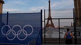 عداء يتوقف لإبداء الإعجاب ببرج إيفل في ساحة تروكاديرو يوم الخميس 18 يوليو 2024 في باريس.