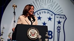 Başkan Yardımcısı Kamala Harris, 24 Temmuz 2024 Çarşamba günü Indianapolis'te düzenlenen Zeta Phi Beta Sorority, Inc'in Büyük Boulé'sinde konuşuyor.