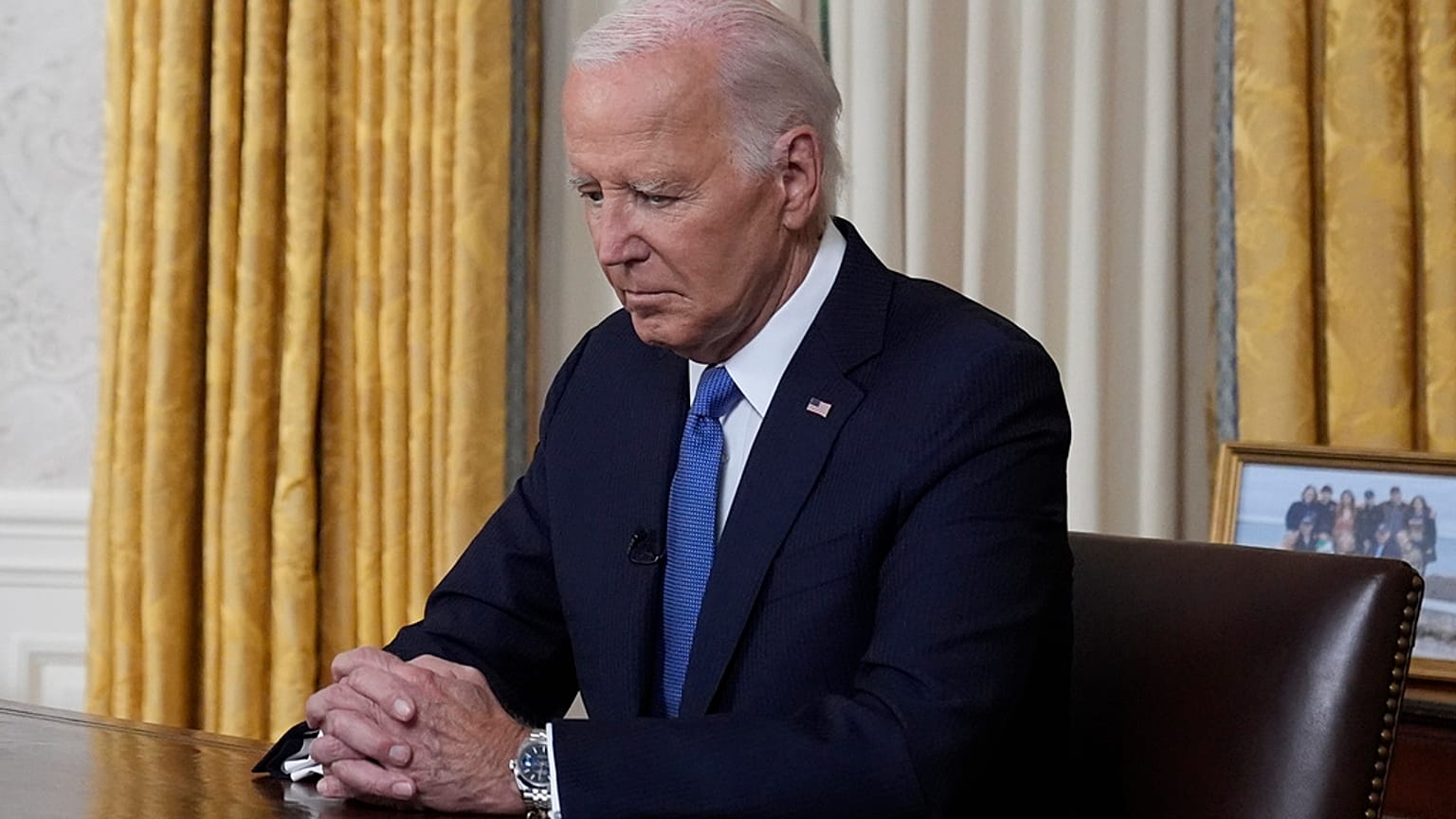 Le président Joe Biden fait une pause avant de s'adresser à la nation depuis le bureau ovale de la Maison Blanche à Washington, le mercredi 24 juillet 2024.